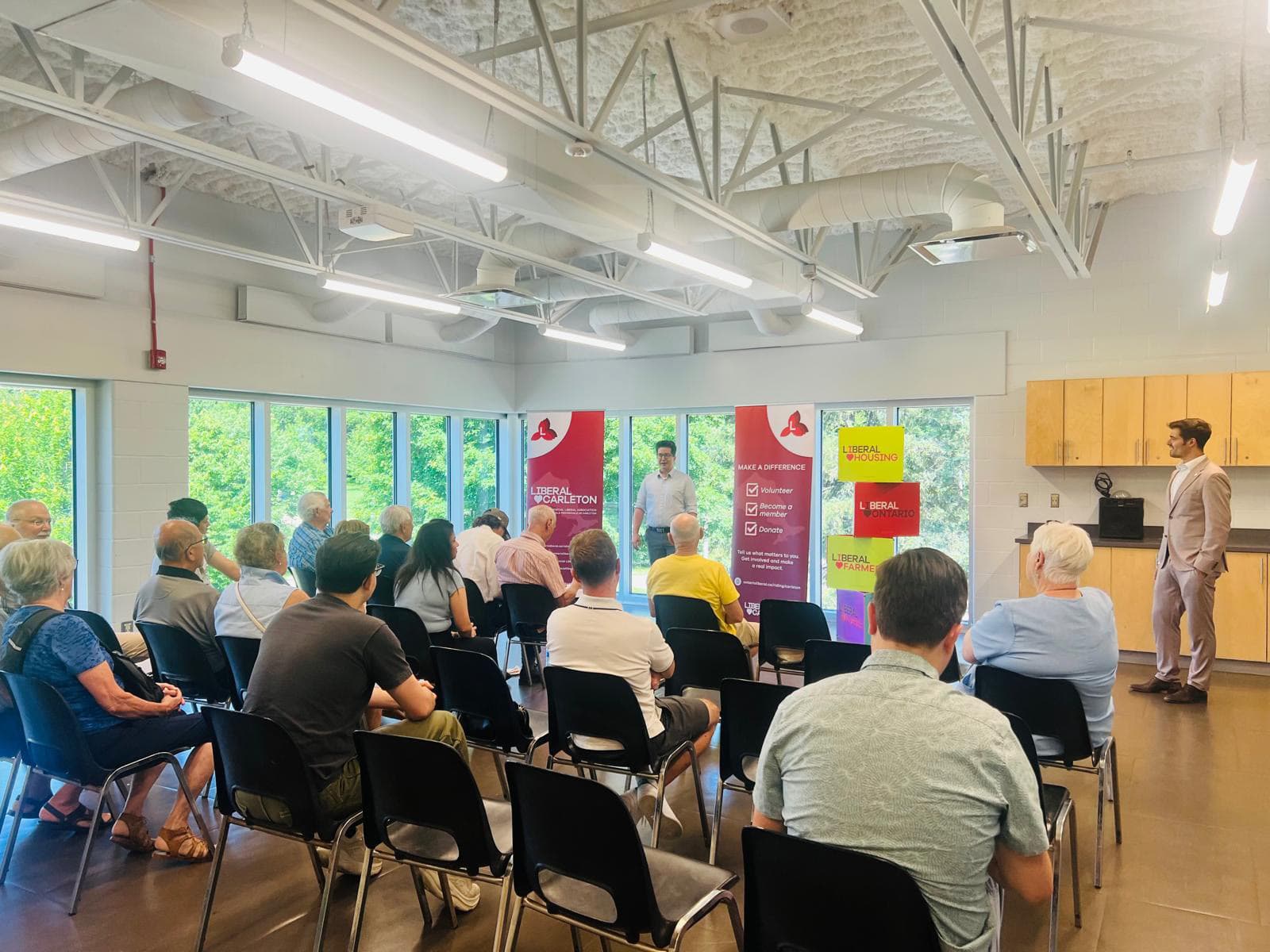 Le candidat à la direction du Parti libéral de l'Ontario Eric Lombardi avec des libéraux de Carleton lors d'un événement de campagne